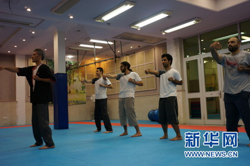 贝赫鲁斯带领弟子们练拳