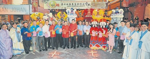 一众嘉宾手提灯笼,完成亮灯与传灯仪式,象征一年一度的“万盏华灯庆中秋”开始啦!(马来西亚《南洋商报》)
