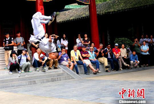 立陶宛前总统罗兰达斯（中）参观少林寺。（王中举