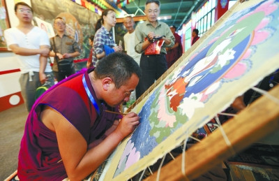 中国藏羌彝文化产业走廊非遗展厅工匠现场制作觉囊唐卡艺术。（陈曦