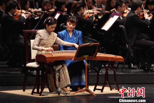 图为泰国朱拉蓬公主（左）与中国老师李杨一同演出。（泰钟欣