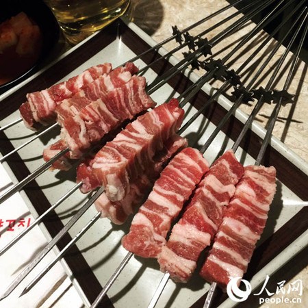 许多韩国民众一改以往不食羊肉的习惯，选择到羊肉串店以及以涮羊肉为主的中式火锅店，大快朵颐。（曾蓓
