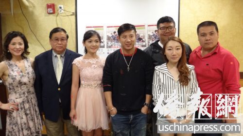 高晓攀(中)和演员以及粉丝一起合影.(侨报记者高睿摄)