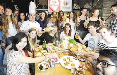 27日，40多名外国留学生吃火锅过中秋节。