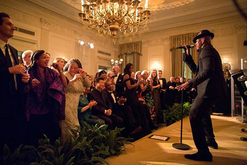 习近平和奥巴马在白宫听非裔美国R&B歌手尼欧献唱。资料图