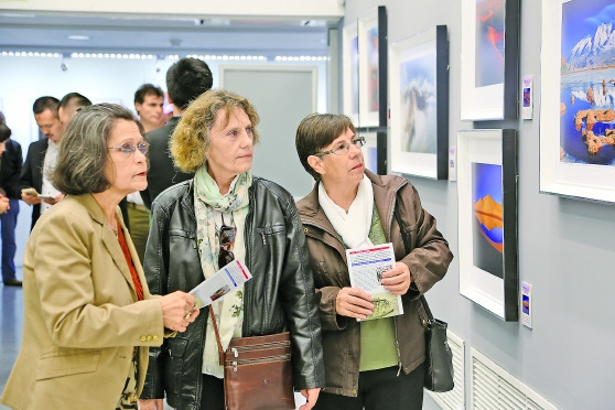 西班牙观众在参观“大美新疆”摄影展。（贺维理