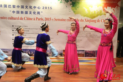 在开幕式上表演的维吾尔族舞蹈