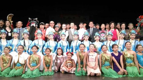 精彩演出过后的演员和各界侨领的大合照。(美国《侨报》/任子晟
