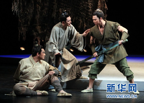 北京人艺演员在扬基·库帕拉国家模范剧院演出。（陈俊锋