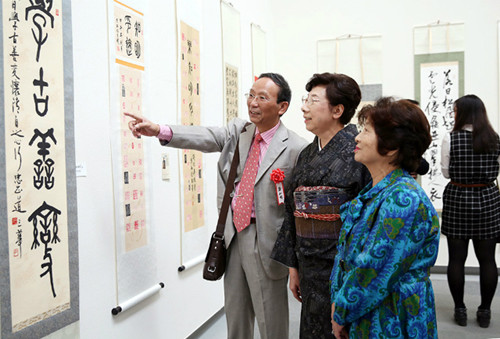 篆刻家乐知明向日本篆刻爱好者介绍作品。(日本《中文导报》)