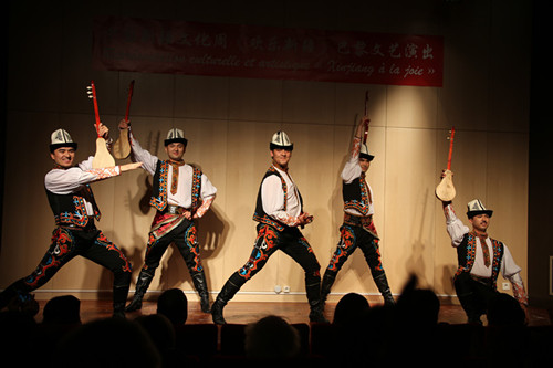 柯尔克孜族集体舞《库姆孜》。（法国《欧洲时报》/黄冠杰