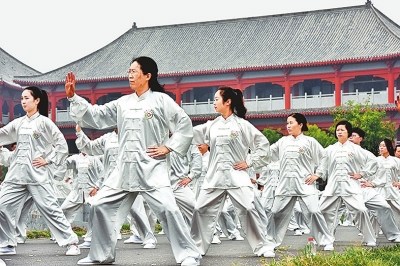 10月18日,由太极圣地——焦作市倡议发起的“共享太极共享健康”世界百万太极拳爱好者共同演练活动,在国内外50多个城市同时举行。图为太极拳爱好者在太极拳发源地温县陈家沟演练太极拳