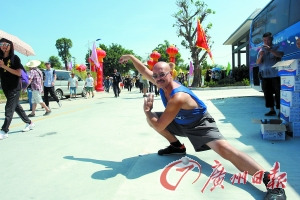 一名来自美国的武术爱好者在梁赞文化公园内表演咏春拳