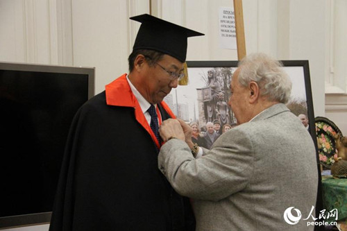 中国画家王铁牛荣获俄罗斯艺术科学院“荣誉院士”称号。（华迪