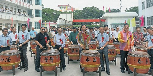 柔州政府与民间组织拉大队到潮州东凤中学参与二十四节令鼓队成立典礼，排场十足。（马来西亚《南洋商报》）