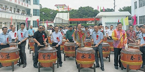柔州政府与民间组织拉大队到潮州东凤中学参与二十四节令鼓队成立典礼,排场十足。(马来西亚《南洋商报》)