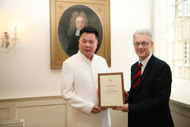 施建祥博士获剑桥大学Jusus学院授予荣誉院士称号。（法国《欧洲时报》）