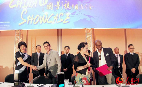 11月4日,非洲电视节中国影视节目推介会上,12家中非电视机构分别签署了包括节目播出、频道运营在内的6项影视合作协议。(张洁娴