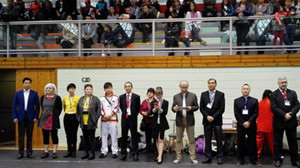 汤总领事与主办方等代表合影
