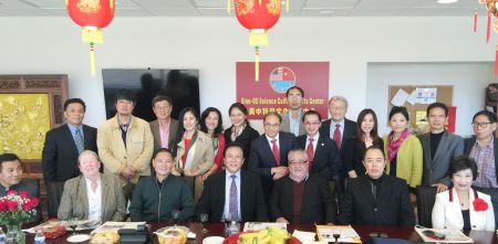 艺术家们和新泽西华裔社团交流互动。(侨报记者张立春摄)
