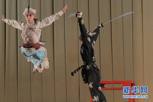 上海戏曲学院的演员们在演出。新华网发（佩特雷斯库摄）