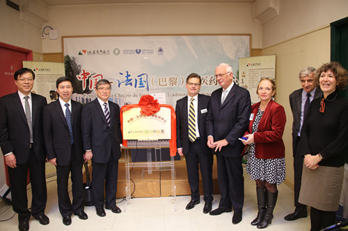 关键代办(左三)、基诺主席(右四)、王志勇副局长(左二)、莫雷尔院长(右五)、陈玉根副院长(左一)等为中法中医药中心揭牌。(图片来源:欧洲时报记者黄冠杰摄)