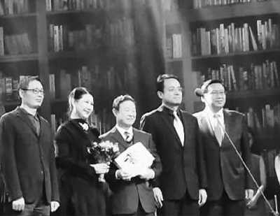巴西文昌书局老板何安(中)在颁奖仪式上。(张稚丹