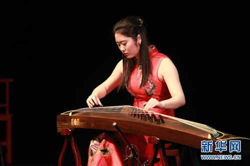 中国留学生张钰表演古筝独奏。（李骥志