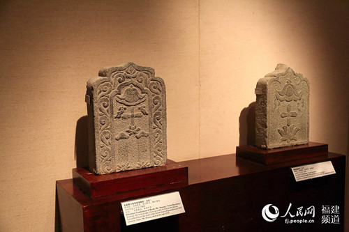 元代泉州的基督教徒墓碑上，出现了中国传统的华盖图案。邹家骅