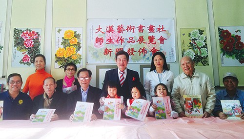 华埠大汉艺术书画社17日宣布将举办师生作品展。(侨报记者叶永康摄)