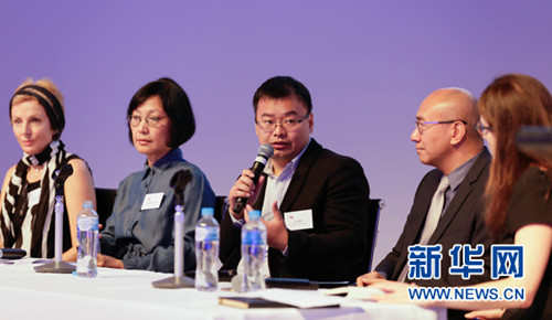 图为《大圣归来》电影出品人路伟与在场的电影人交流经验。新华社发