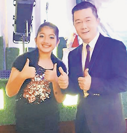 江宇凡与东姑法芝琳师徒俩,身为老师,江宇凡对孩子出色的表现给予高度的赞扬。