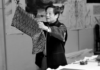在自己的画室内，韩美林讲述自己对蓝印花布的改良设计