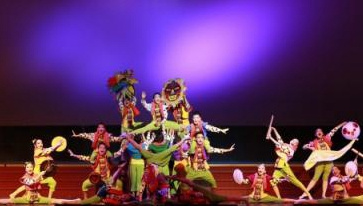沙巴阿皮亚里卡士雅导小学呈献《我们……过节啰！》舞蹈，舞姿活泼生动，赢得全场热烈掌声，夺得小学组金奖和最佳舞蹈编导奖。（马来西亚《星洲日报》）