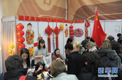 中国文化展台深受欢迎。新华网记者林惠芬
