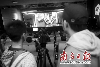 2015年中国（广州）国际纪录片节的开幕式上正在放映新片。（刘力勤