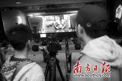 2015年中国(广州)国际纪录片节的开幕式上正在放映新片。(刘力勤