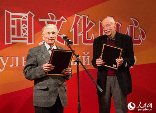 俄罗斯汉学家华克生和谢尔盖·托洛普采夫分别获得终身成就奖。（屈海齐
