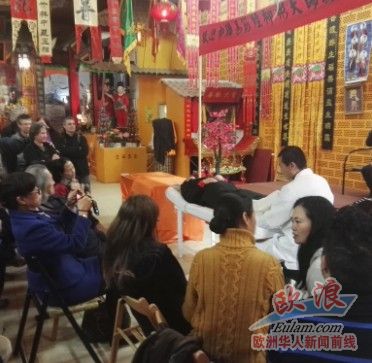 图为柳彬现场为西班牙患者按摩。(西班牙《欧浪网》)