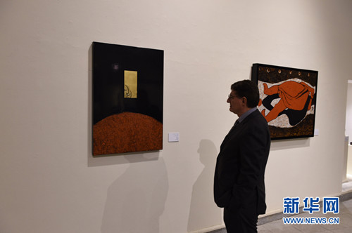 12月15日，埃及开罗,一名埃及市民在观看艺术展。（孟涛