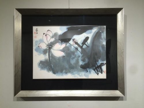 展出作品《荷花》,1968年张大千作。(美国《侨报》)