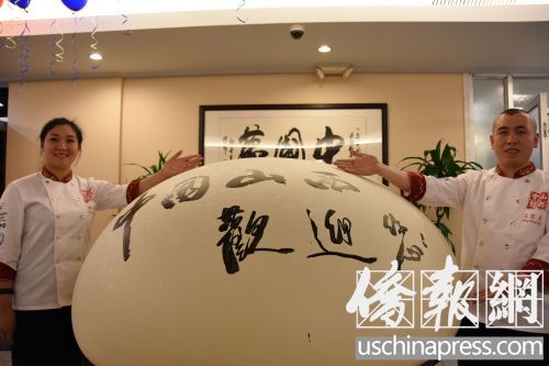 面点师傅为大家表演吹面球。(美国《侨报》/聂达