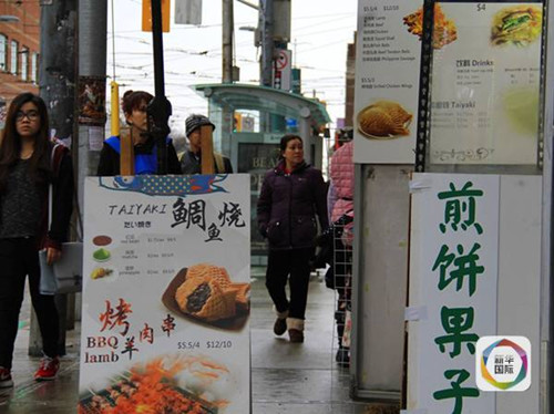 图为多伦多唐人街的煎饼果子小店。(晏忠华