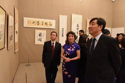 翟隽大使在文化中心主任苏旭、艺术家高醇芳陪同下参观画展。(法国《欧洲时报》/黄冠杰