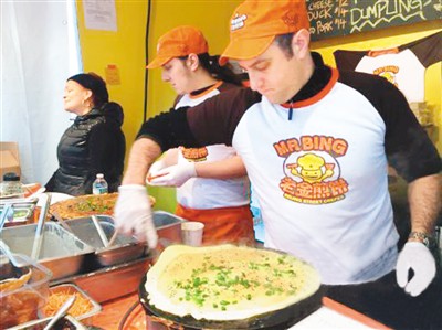 美国人老金(右)在纽约时代广场做煎饼。(苏夏竹