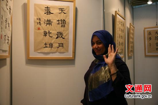 书法班学员在自己的作品前