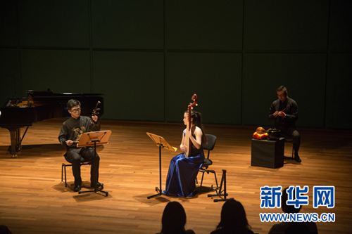 宇(左一)和任梦倩(左二)表演二胡琵琶二重奏《