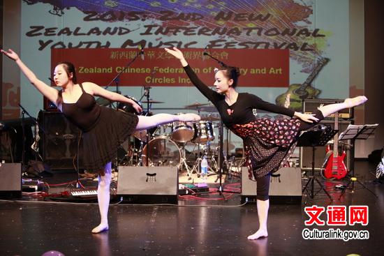 华裔青少年表演舞蹈