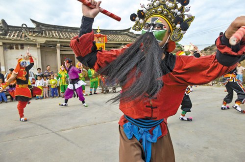 揭阳市普宁，南山英歌队表演。（宋金峪