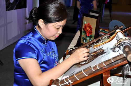 中国刺绣艺术大师成新湘女士在现场展示湘绣刺绣。（殷淼